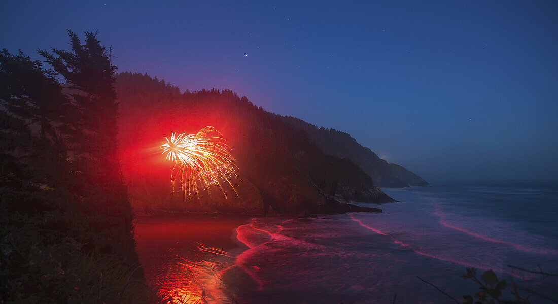 Feuerwerkskörper am Strand entlang der Küste von Oregon; Oregon, Vereinigte Staaten von Amerika