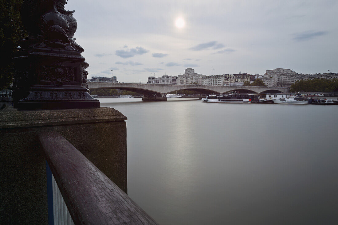 Wässriger bedeckter Himmel und die Themse, die durch das Zentrum von London fließt; London, England