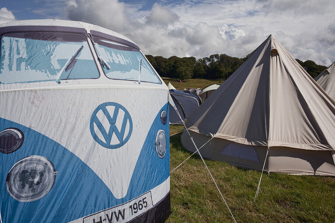 Volkswagon Van und Zelt, Musikfestival; Dorset, England