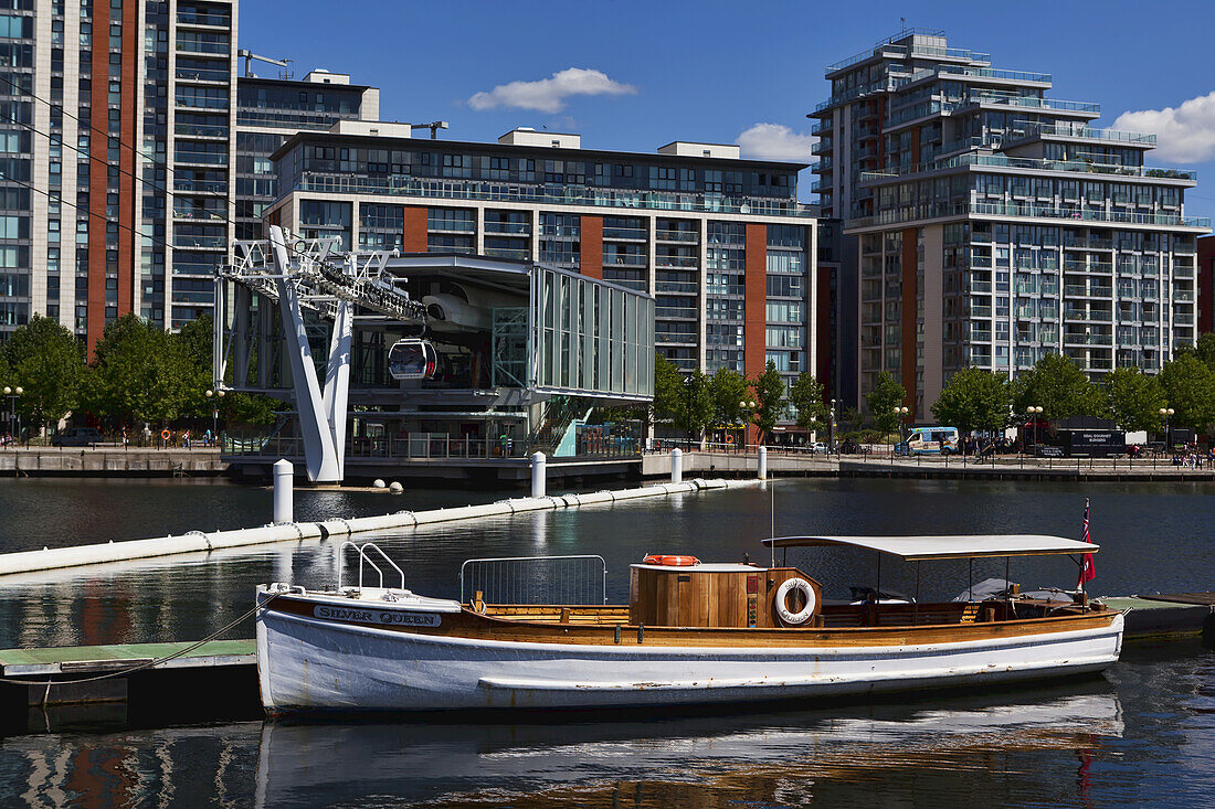 Oldtimer-Boot und neue Konstruktion, Royal Victoria Docks; London, England