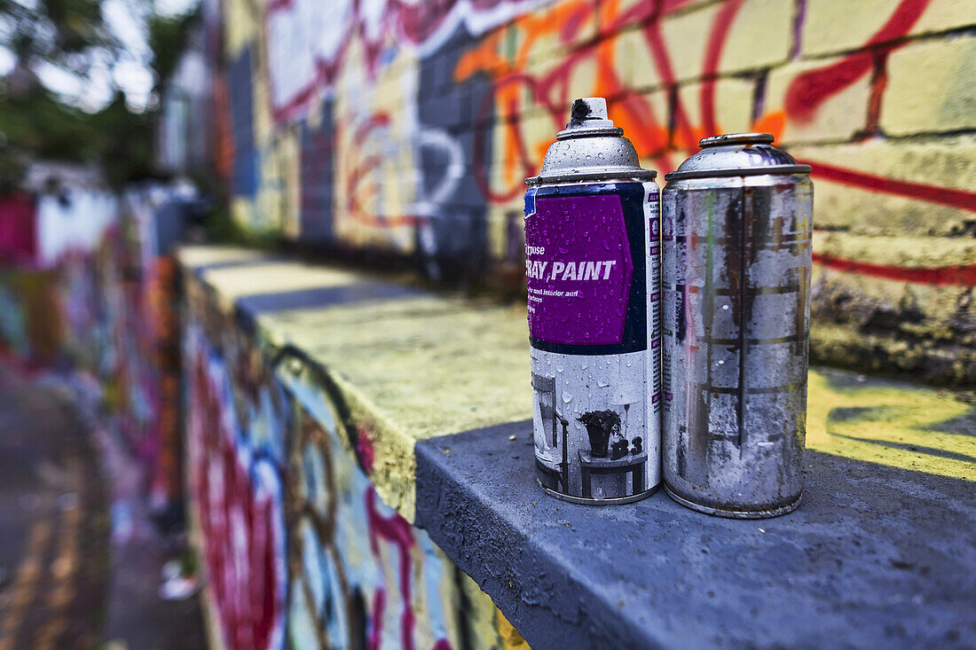Von Graffitikünstlern verwendete Sprühdosen, Leake Street; London, England
