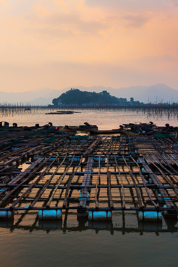 Eine Struktur aus Pfosten und Seilen zum Aufhängen der Fischernetze; Xiapu, Fujian, China