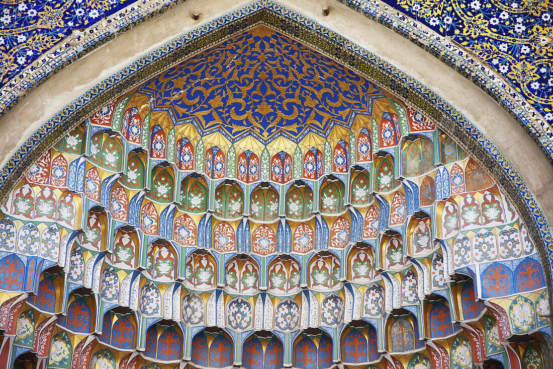 Dekorierter Eingang zur Abdul Aziz Madrassah, Altstadt; Buchara, Usbekistan.