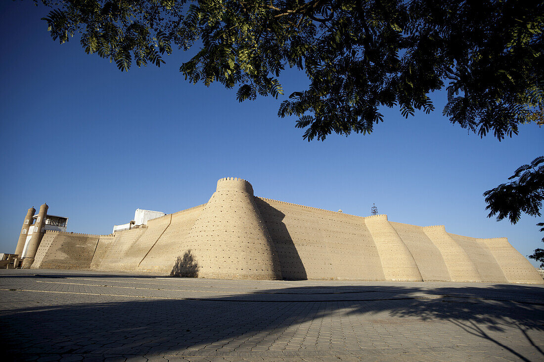 Registan-Platz unterhalb der Mauern der Arche-Festung, Altstadt; Buchara, Usbekistan.