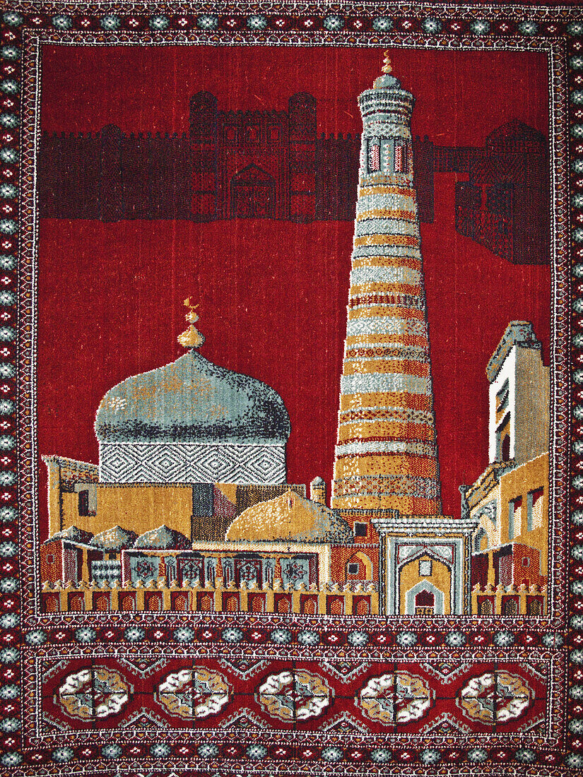 Lokal gefertigter Teppich mit Darstellung des Islam Khoja Minaretts (rechts) und der Kuppel des Pakhlavan Mahmoud Mausoleums (links), Ichan Kala Altstadt; Chiwa, Usbekistan.