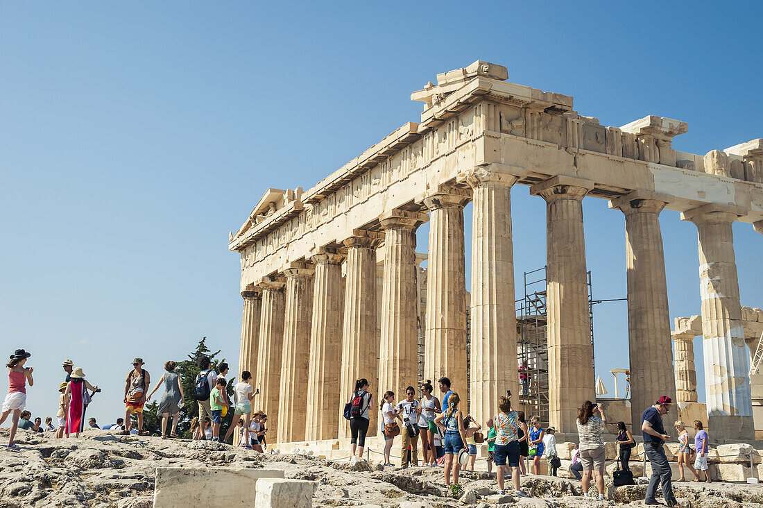 Touristen zwischen den Säulen der Akropolis; Athen, Griechenland