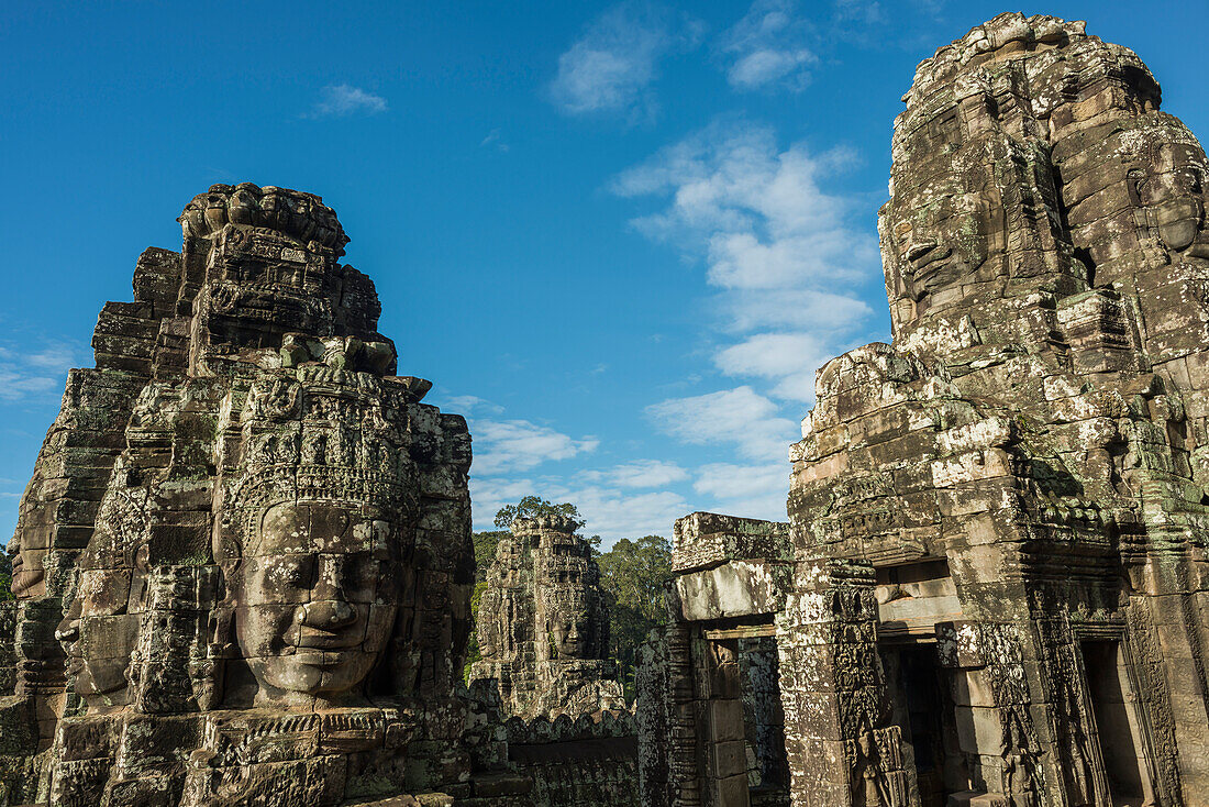 Beeindruckende Buddha-Gesichter im Bayon Wat, erbaut von König Jayavarman Vii am Ende des zwölften Jahrhunderts, von Angkor; Siem Reap, Kambodscha