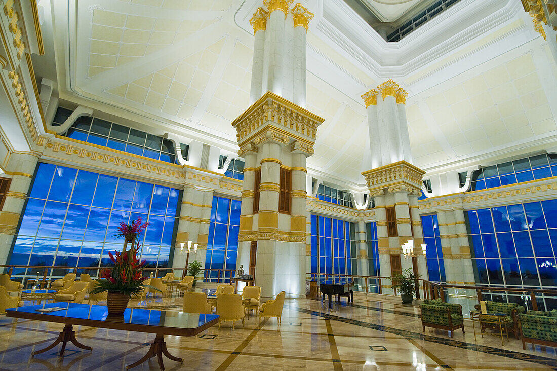 Hauptfoyer im Empire Hotel und Country Club; Bandar Seri Begawan, Brunei
