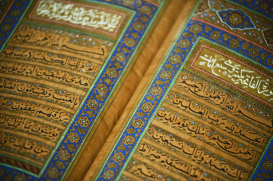 Komplizierter Text eines alten Korans im Islamischen Museum Dar Al-Salam in Brunei; Bandar Seri Begawan, Brunei