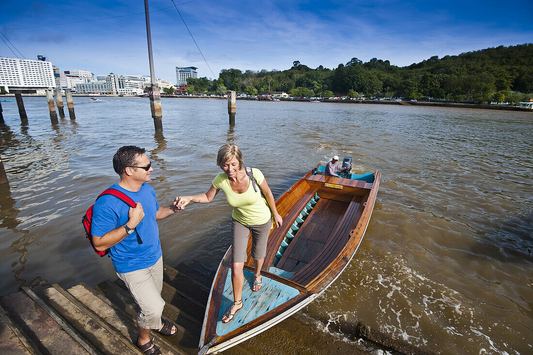 Ein Paar bei einer Bootsfahrt auf dem Fluss; Bandar Seri Begawan, Brunei