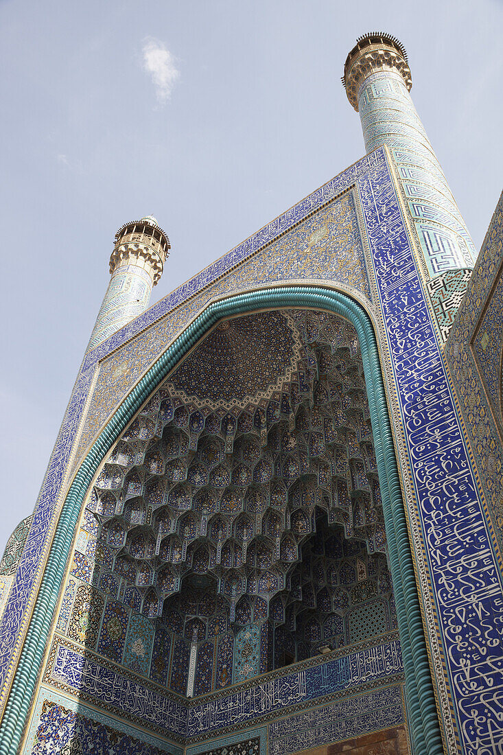 Verzierte Stalaktiten (Muqarnas) im Iwan-Eingang zur Imam-Moschee, Imam-Platz; Isfahan, Iran.