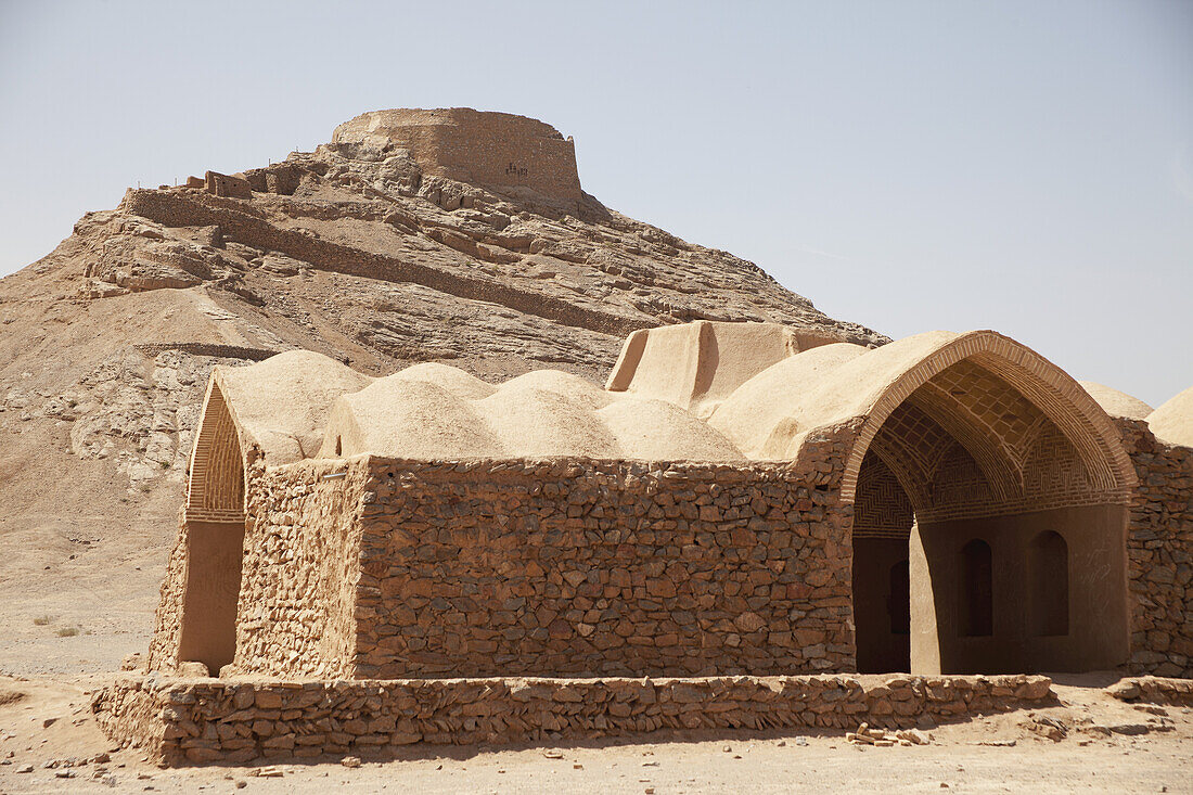 Zoroastrischer Turm der Stille (Dakhmeh) und Gebäude für die Leichenhalle; Yazd, Iran.