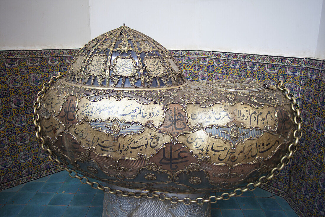 Bettelschale für Derwische (Kash-Kul) mit Goldeinlage, Schrein von Nematullah Vali Kermani; Mahan, Iran
