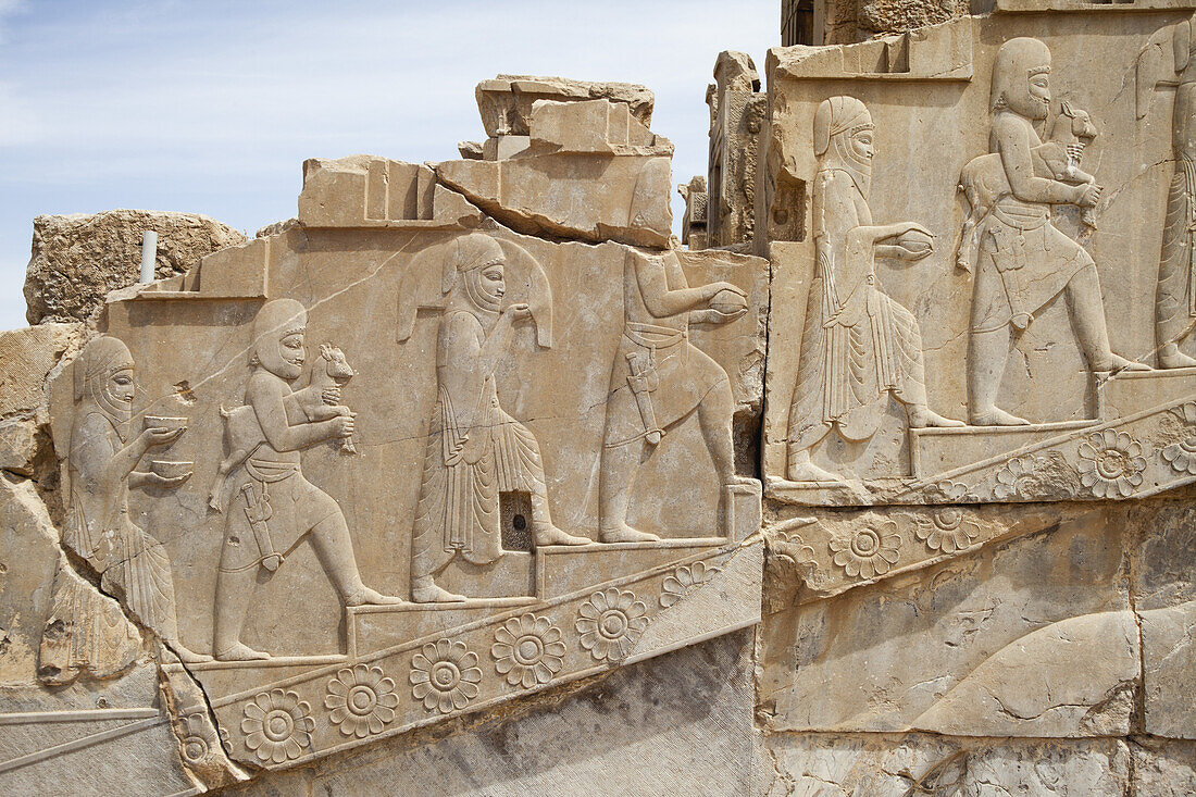 Flachreliefs von Dienern, Winterpalast des Dareios (Taschara); Persepolis, Iran.
