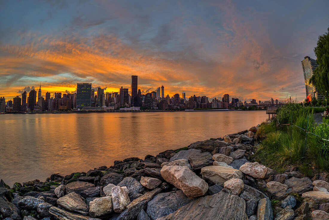 Sonnenuntergang über Manhattan Skyline, Gantry Plaza State Park, Queens; New York City, New York, Vereinigte Staaten Von Amerika