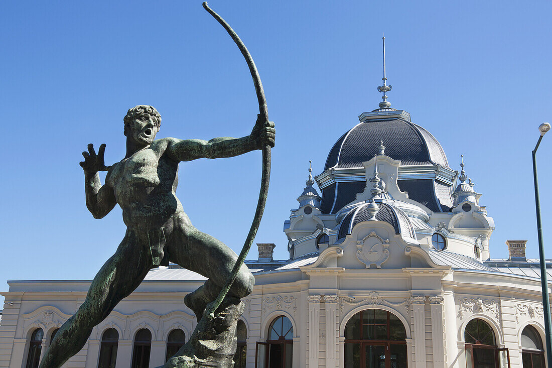 Statue eines Bogenschützen in einem Stadtpark; Budapest, Ungarn