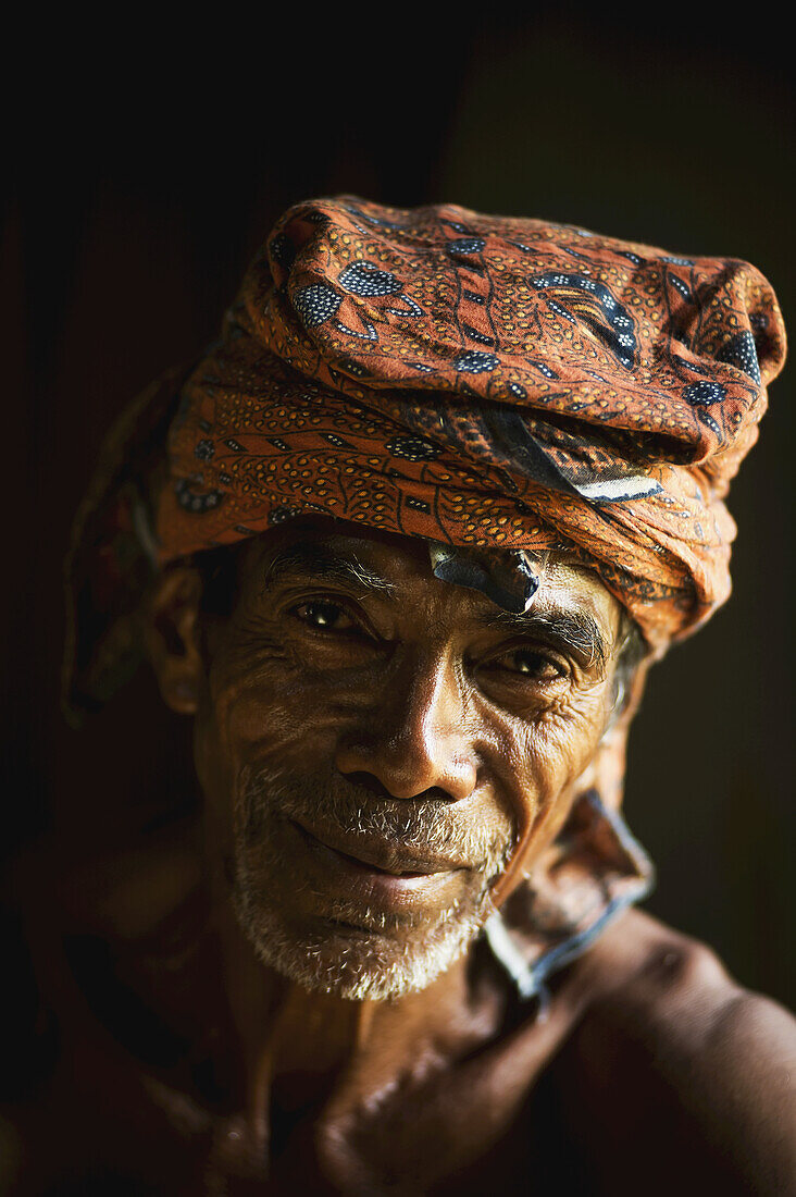 Timorese Mann im Dorf Liurai; Timor-Leste