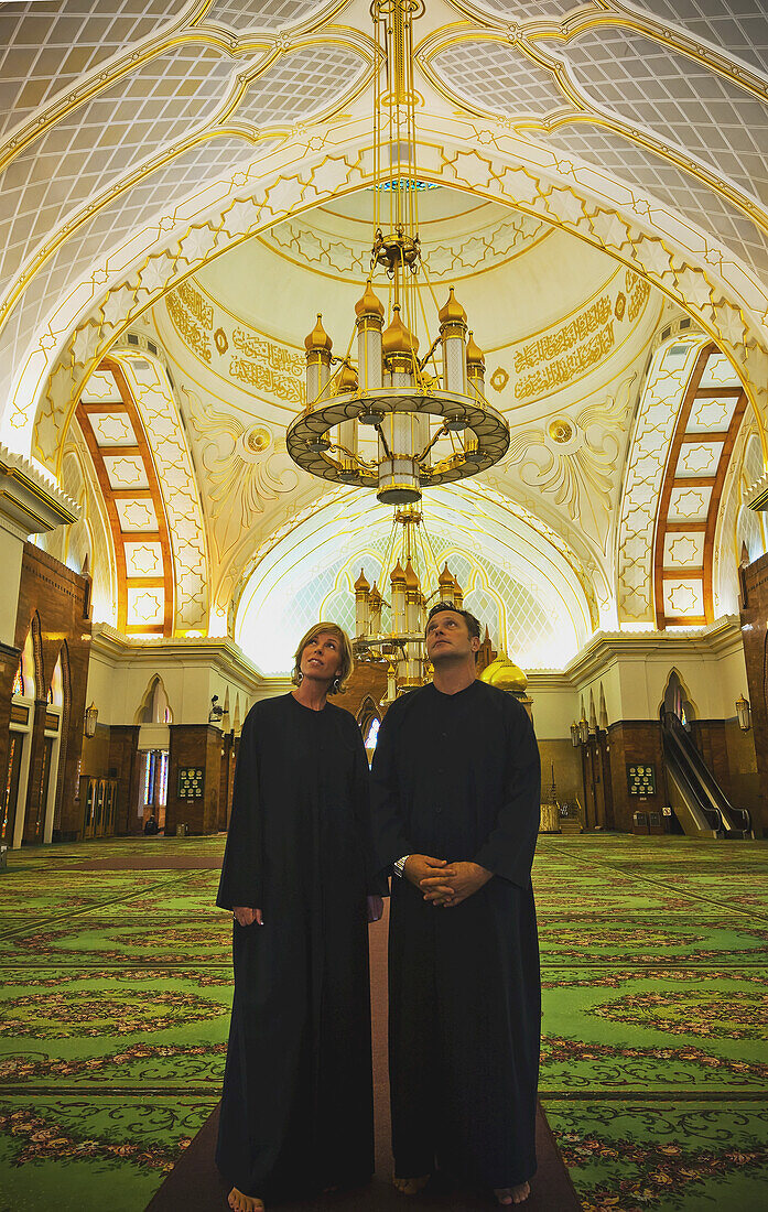 Touristenpaar im Inneren der Sultan Omar Ali Saifuddien Moschee; Bandar Seri Begawan, Brunei