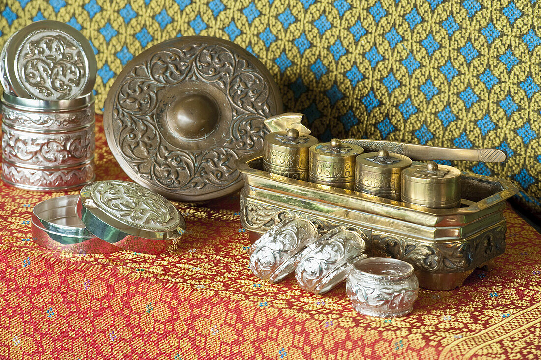 Silberfarbene Souvenirs aus Brunei; Bandar Seri Begawan, Brunei