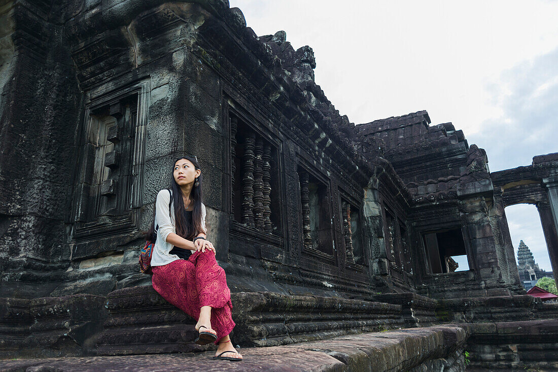 Touristin in Angkor Wat, Stadt der Tempel; Siem Reap, Kambodscha