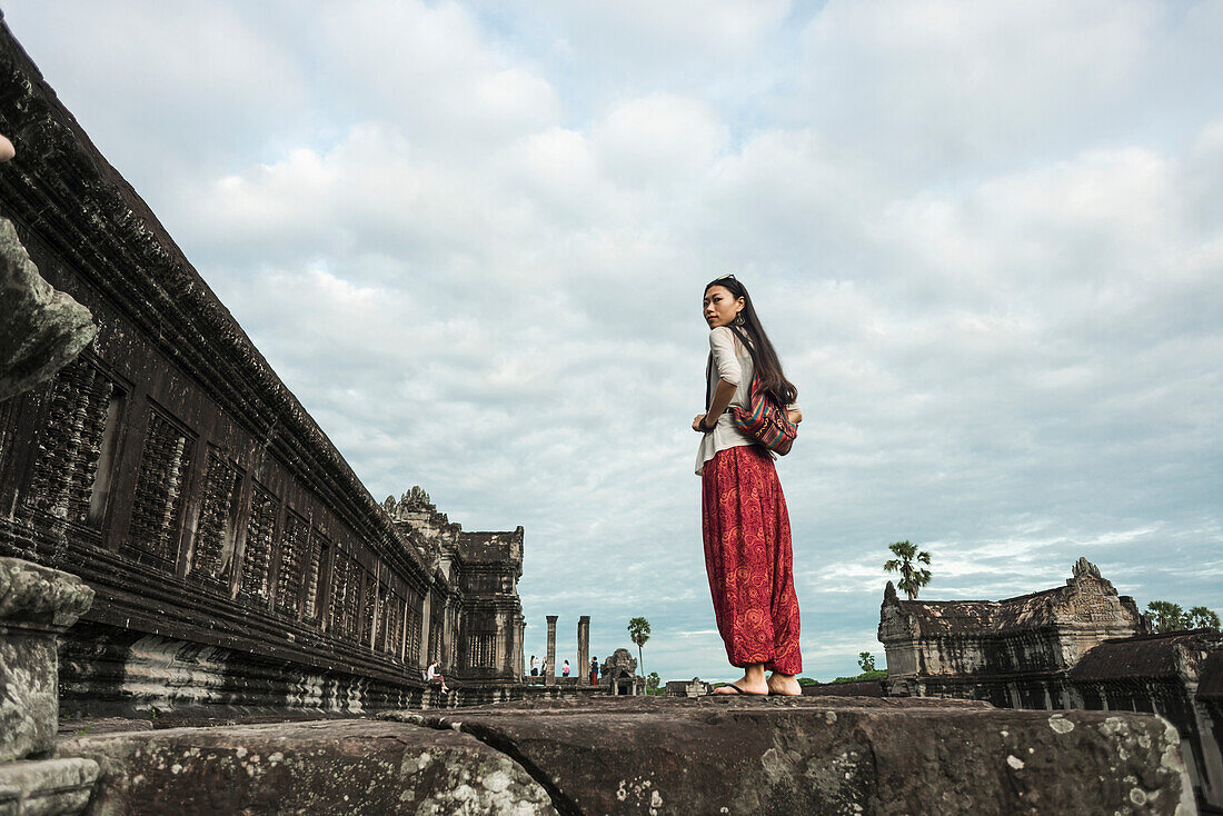 Touristin in Angkor Wat, Stadt der Tempel; Siem Reap, Kambodscha