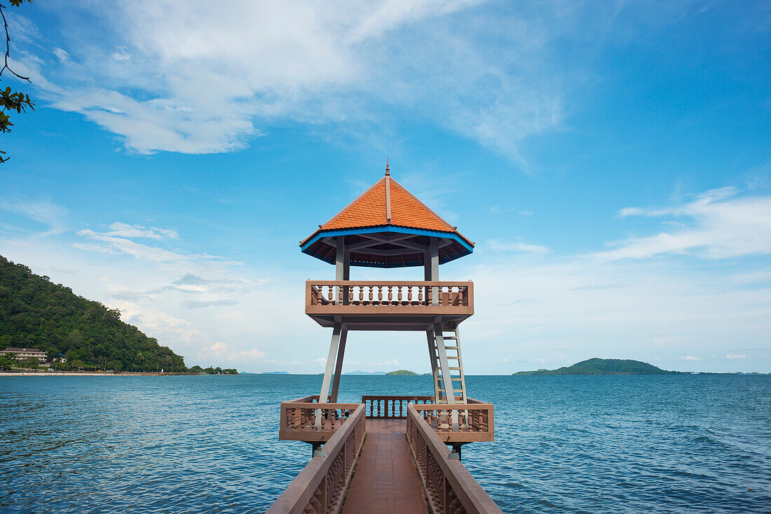 Pier und überdachte obere Plattform an der Küste von Kep; Kep, Kambodscha