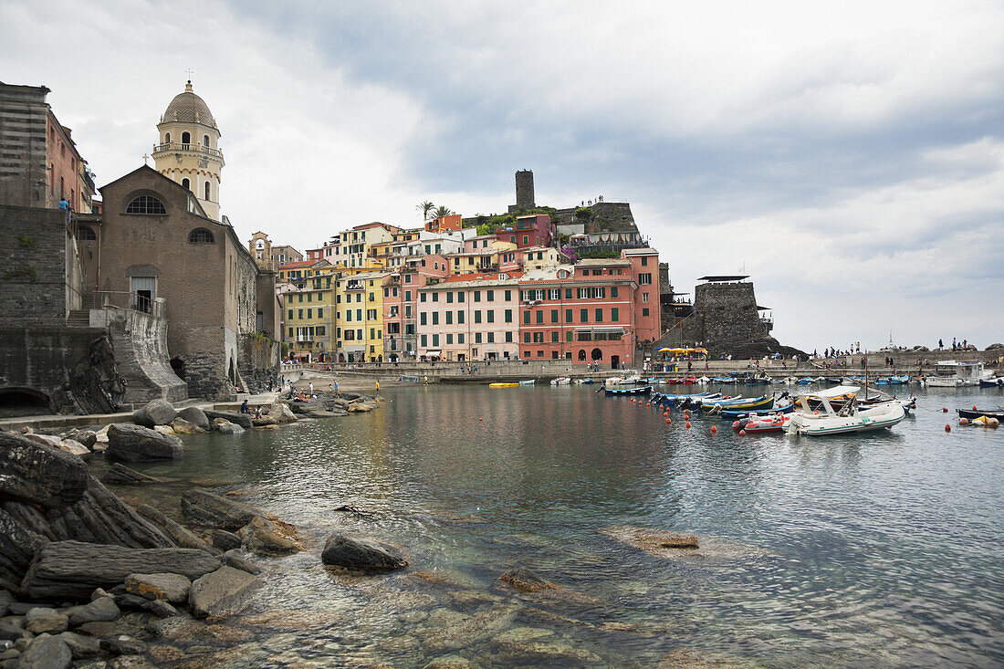 Hafen von Vernazza; Vernazza, Ligurien, Italien