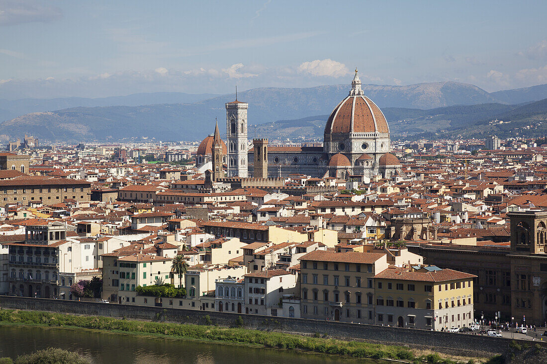 Blick auf die Stadt von oben mit der Kuppel der Kathedrale von Florenz; Florenz, Italien.