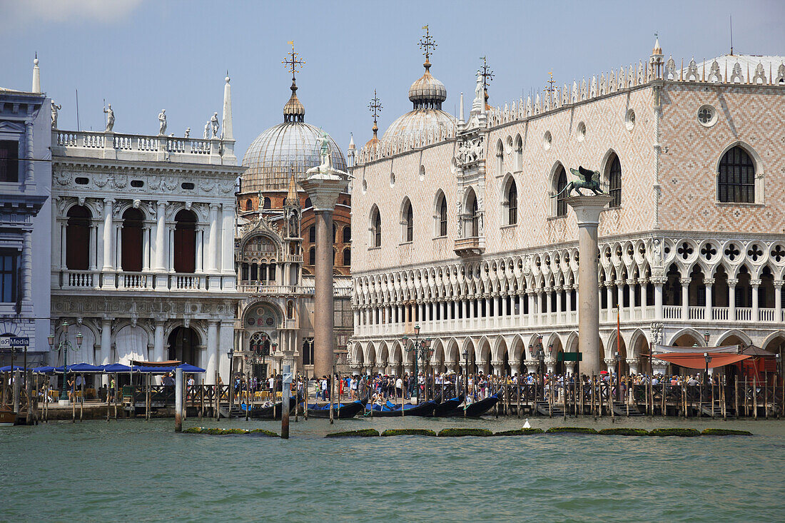 Blick auf den Markusplatz vom Canale Grande aus; Venedig, Italien.