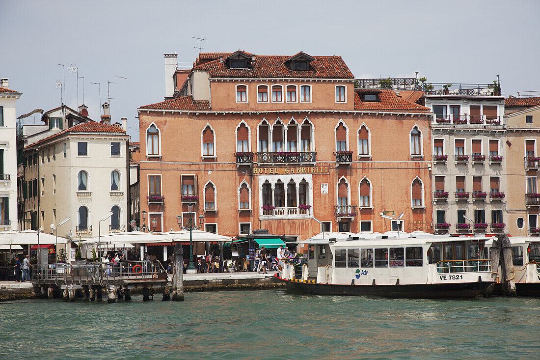 Ein Blick vom Canal Grande in der Nähe des Markusplatzes; Venedig, Italien.