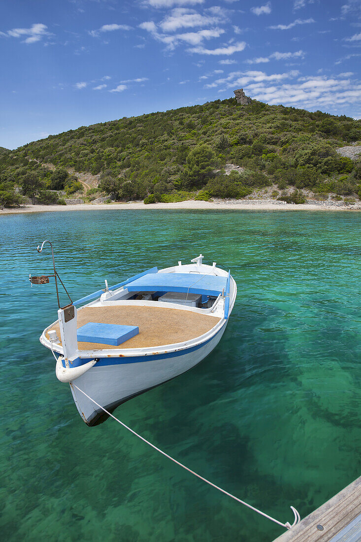 Ein Boot ruht im klaren Wasser auf der Insel Brac; Povlja, Insel Brac, Kroatien