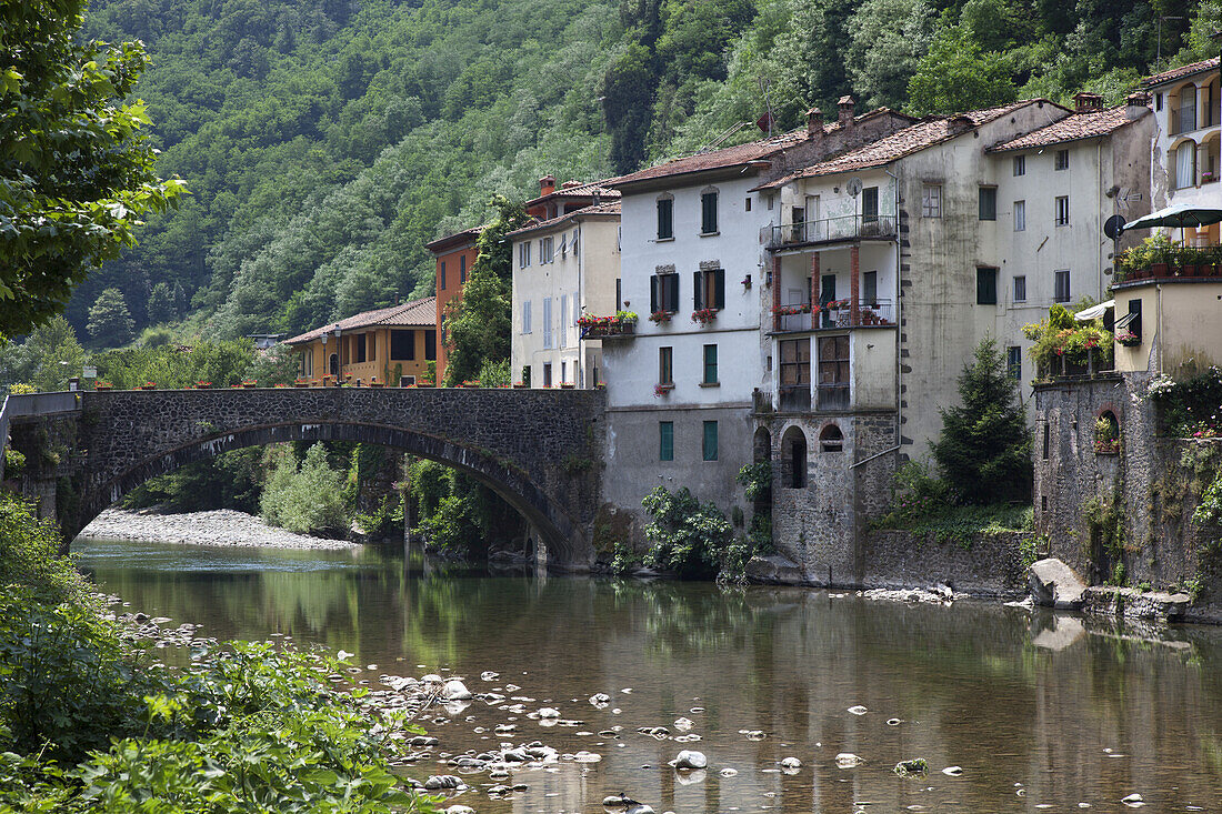 Das malerische Dorf Bagni Di Lucca in den Alpuaner Alpen; Bagni Di Lucca, Toskana, Italien