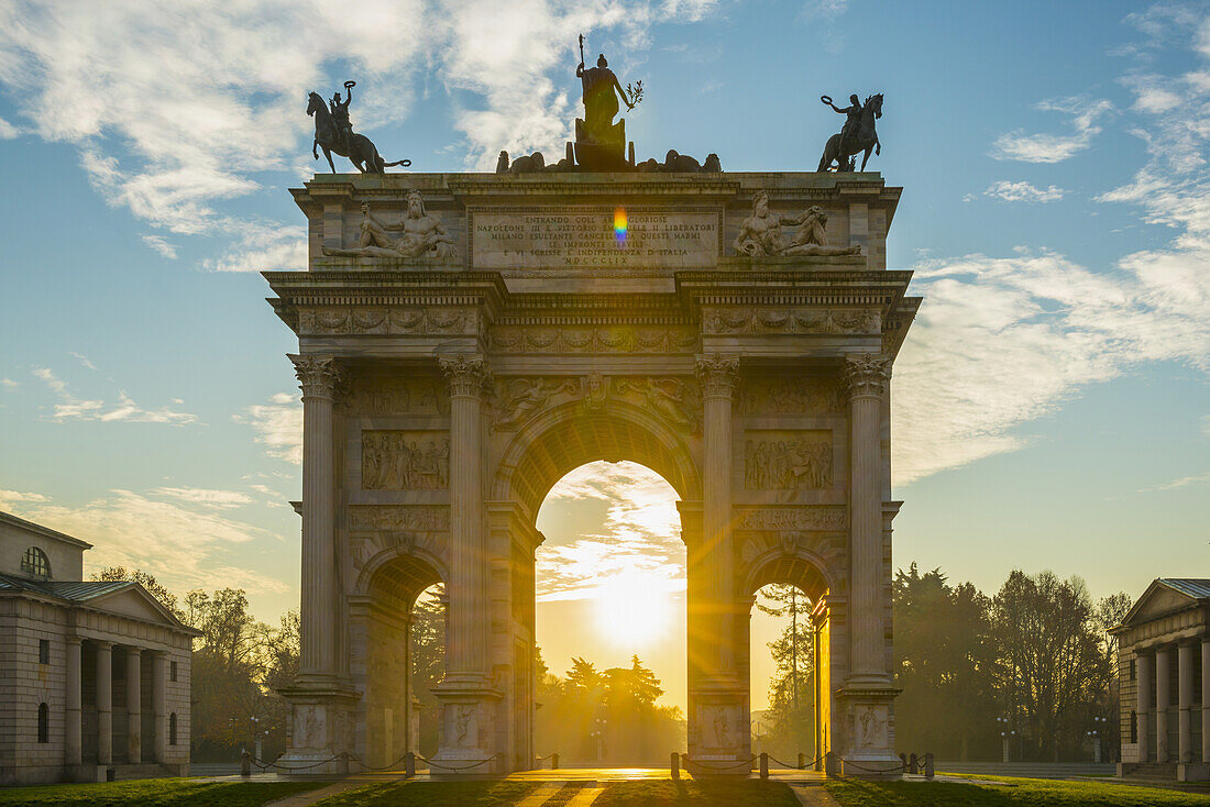 Simplontor mit Arco Della Pace bei Sonnenuntergang; Mailand, Lombardei, Italien