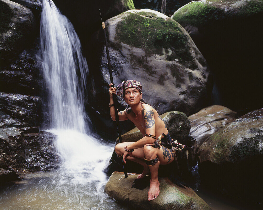 Pause an einem Wasserfall, in der Nähe von Kuching; Sarawak