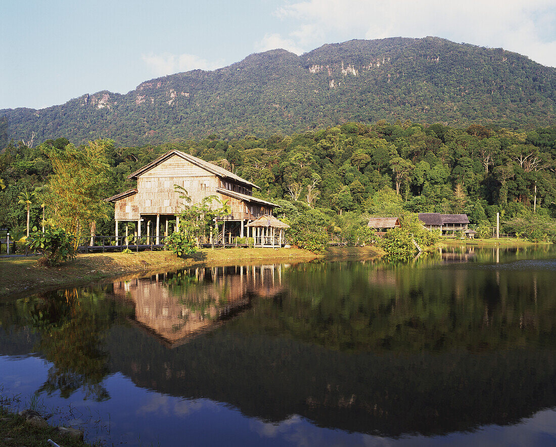 Gestelztes Langhaus im Kulturzentrum von Sarawak; Sarawak