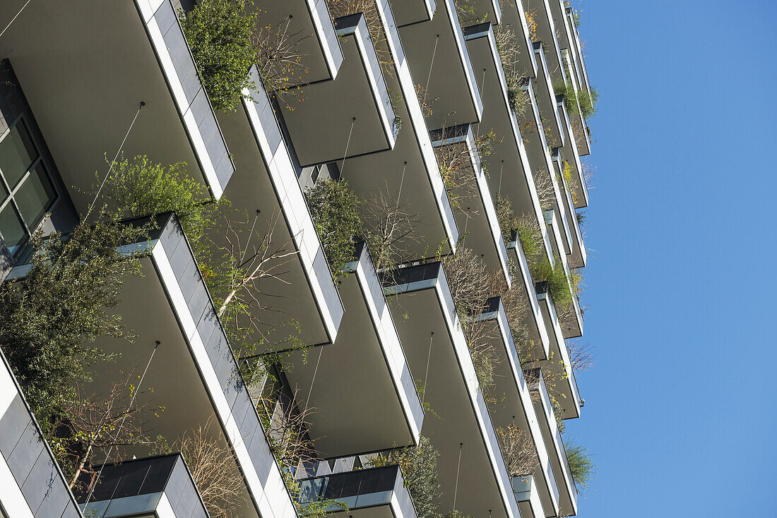 Wohngebäude mit Pflanzen auf Balkonen; Mailand, Lombardei, Italien