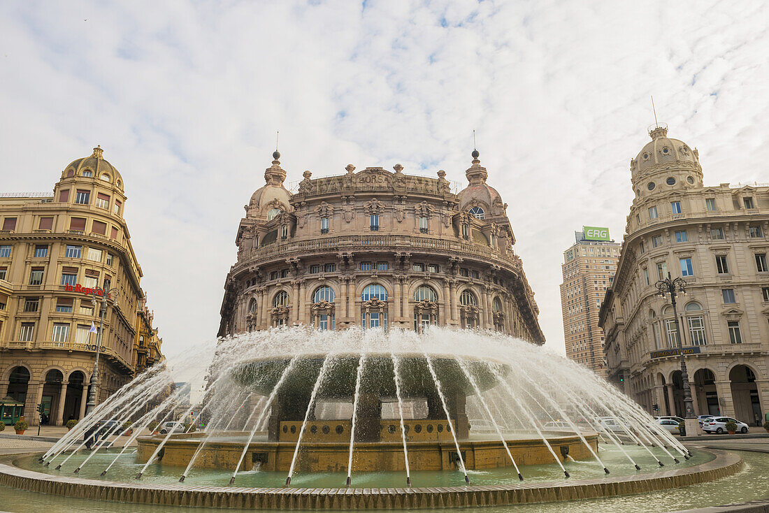 Börsengebäude und Wasserfontäne; Genua, Ligurien, Italien