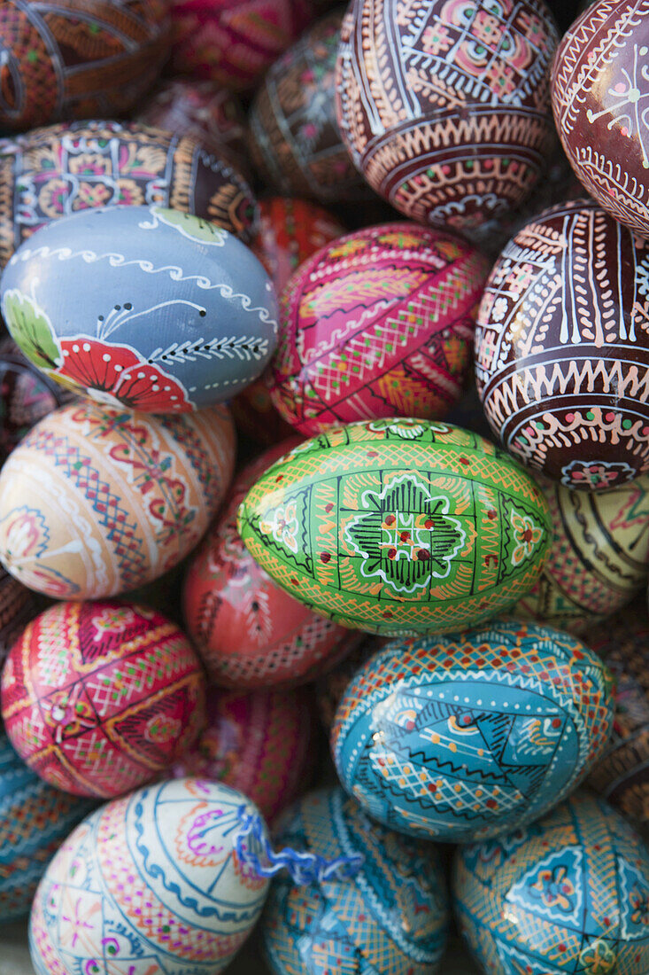 Handverzierte Eier an einem Kunsthandwerksstand am Andriyivsky Uzviz (Andre's Descent); Kiew, Ukraine