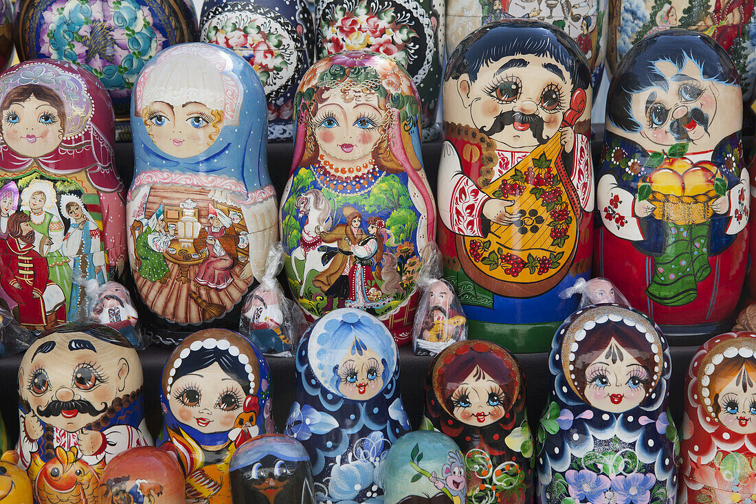 Matrjoschka-Puppen aus Holz zum Verkauf in der Peschersk Lawra; Kiew, Ukraine