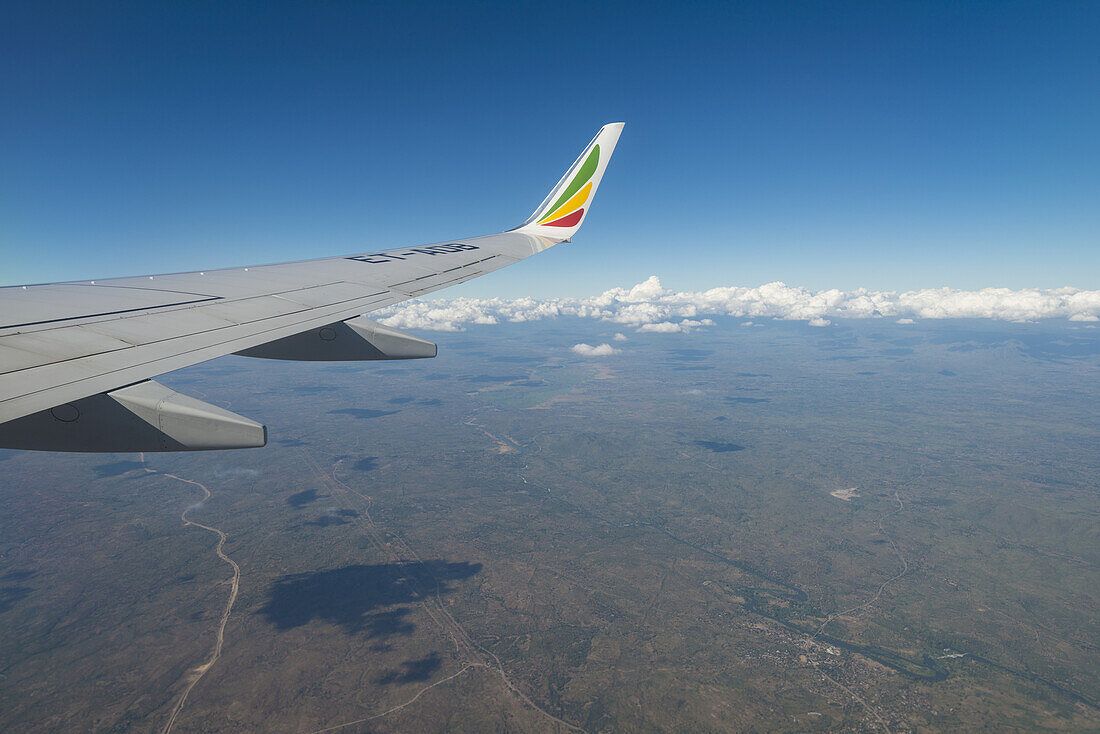 Blick aus dem Fenster einer Boeing 737 der Ethiopian Airlines, die über Malawi fliegt; Malawi