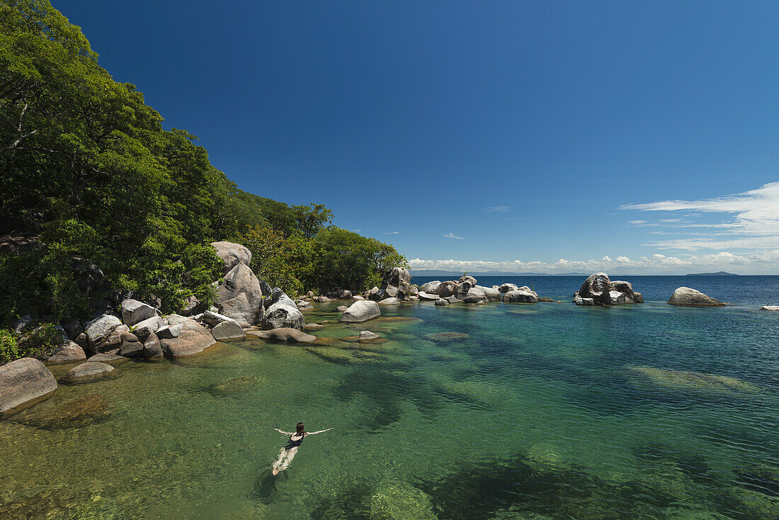 Frau beim Schwimmen im klaren Wasser rund um die Insel Mumbo, Malawisee; Malawi