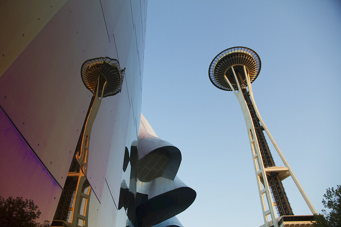 Experience Music Project (Emp) Gebäude, entworfen von Frank Gehry und Space Needle im Seattle Center, Seattle, Washington, Vereinigte Staaten