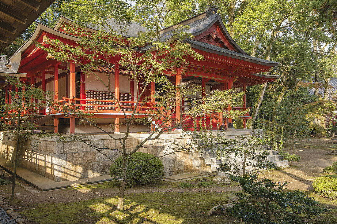 Rotes japanisches Tempelgebäude und Garten; Arashiyama, Kyoto, Japan