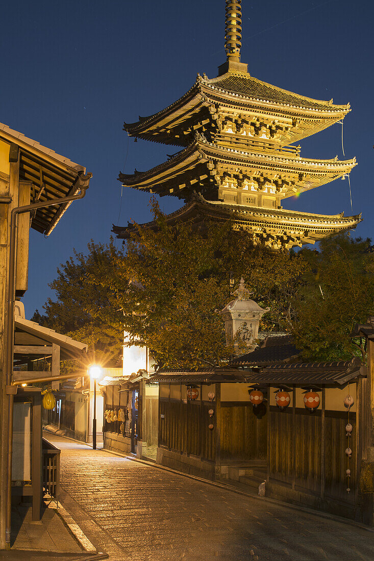 Japanische Pagode und kleine traditionelle Straße bei Nacht; Kyoto, Japan