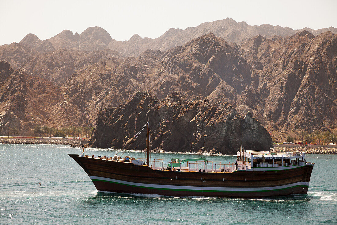 Hochseetaugliche Dhau, die den Hafen von Mutrah verlässt; Muscat, Oman