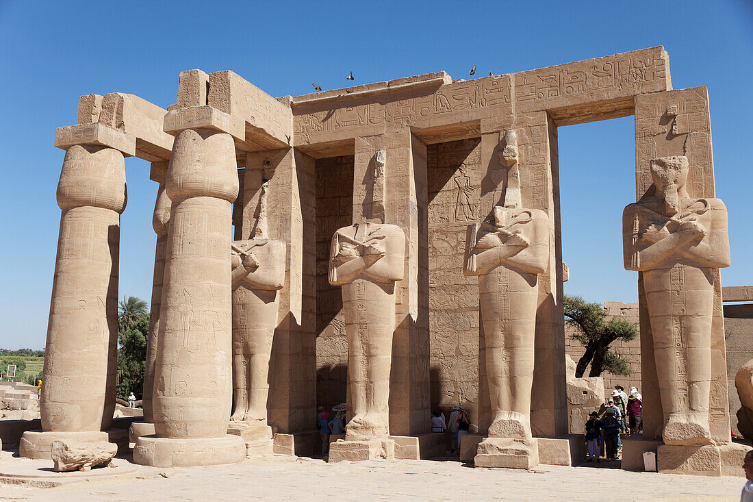 Osiris-Säulen im 2. Hof, Ramesseum-Grabtempel, Westufer; Luxor, Ägypten