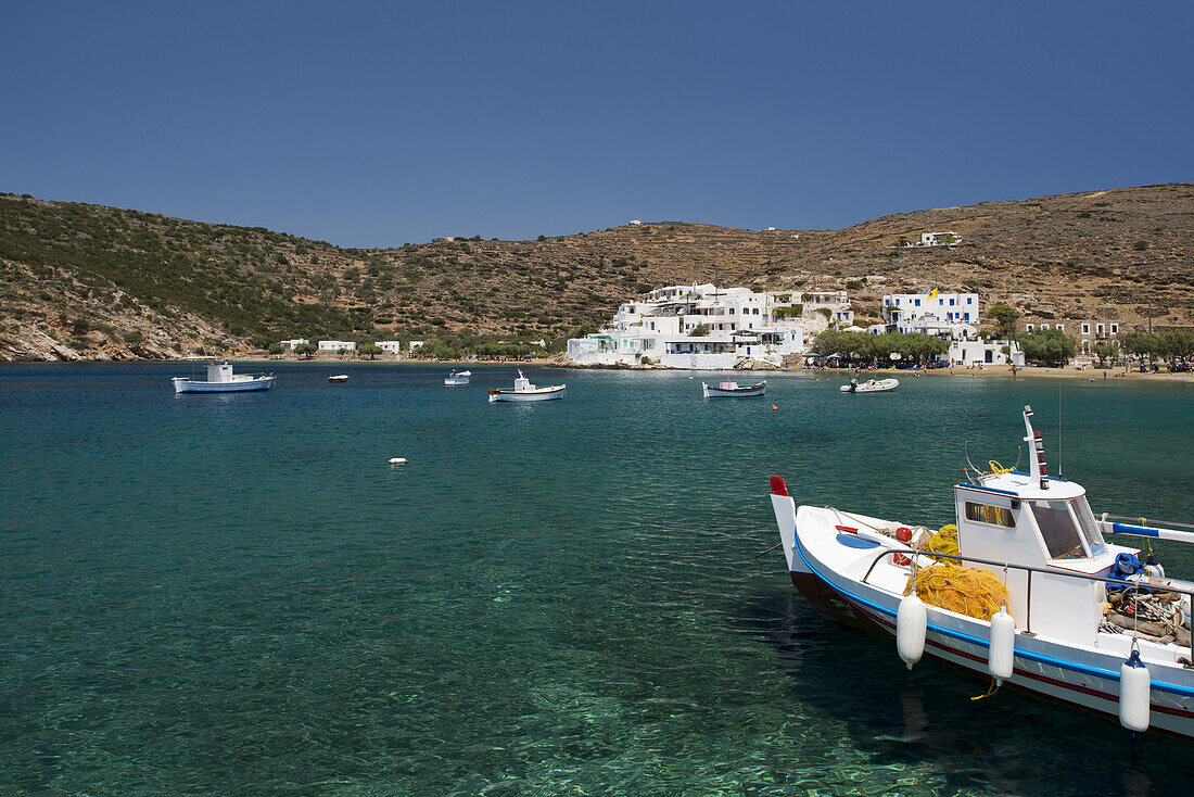 Ein buntes hölzernes Fischerboot im Hafen von Faros im Südosten von Sifnos; Faros, Sifnos, Kykladen, Griechische Inseln, Griechenland
