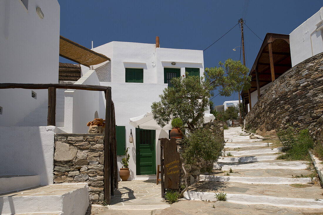 Steintreppe neben einem Gästehaus in Faros an der Südostküste von Sifnos; Faros, Sifnos, Kykladen, Griechische Inseln, Griechenland