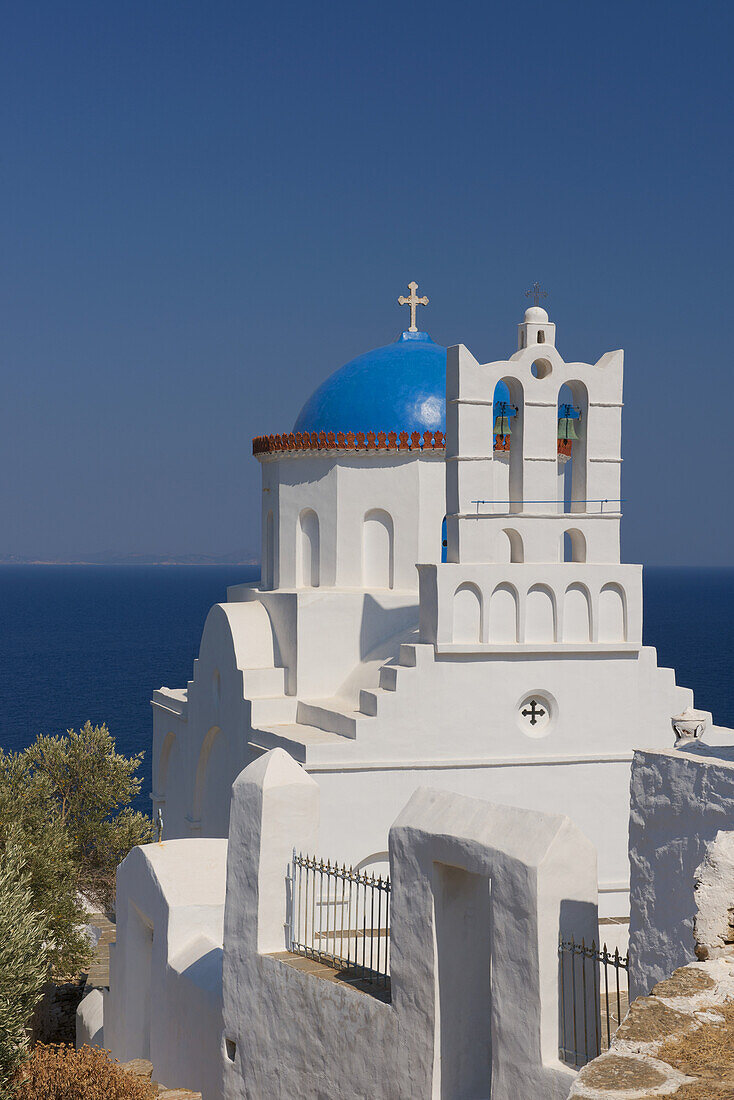 Die blaue Kuppelkirche von Panayia Poulati; Sifnos, Kykladen, Griechische Inseln, Griechenland