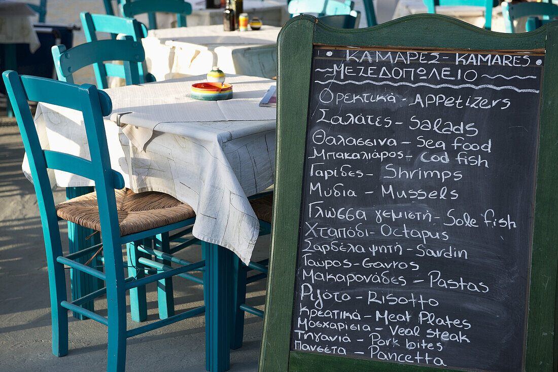 Speisekarte einer Taverne auf einer Tafel; Kamares, Sifnos, Kykladen, Griechische Inseln, Griechenland